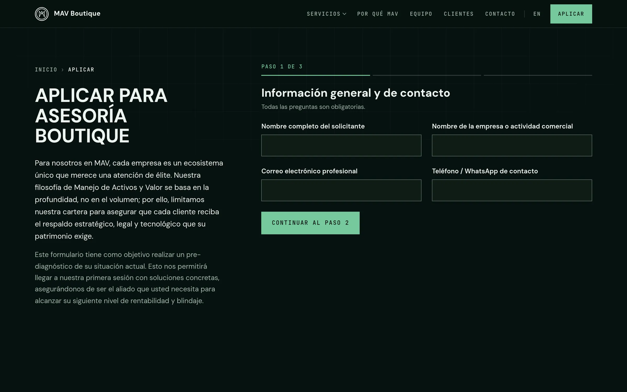 La página de aplicación en el paso 1 de 3, con campos vacíos de nombre, empresa, correo y teléfono y un botón para continuar.